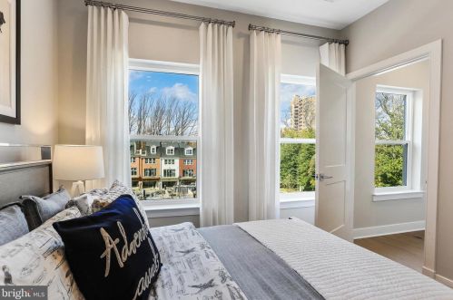 10272 Grosvenor Pl, Rockville MD 20852 exterior