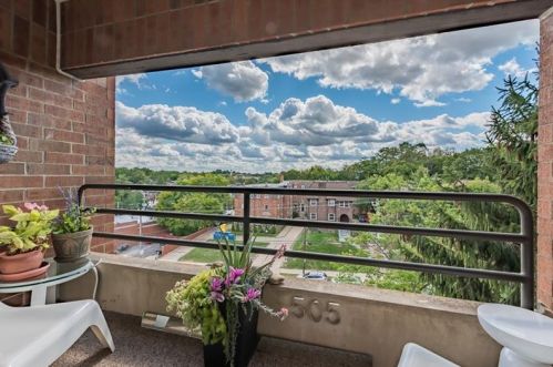 5715 Beacon St, Pittsburgh PA  15217-2028 exterior