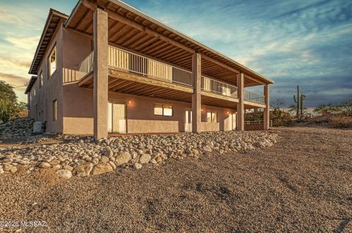 828 Cresta Loma Dr, Tucson, AZ 85704-3706