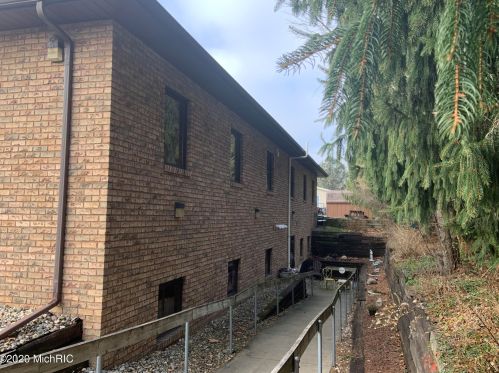 5466 Holiday Ter, Kalamazoo MI  49009-2147 exterior