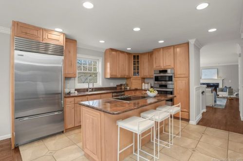 80 Indian Harbor Dr, Greenwich CT 06830-7148 exterior