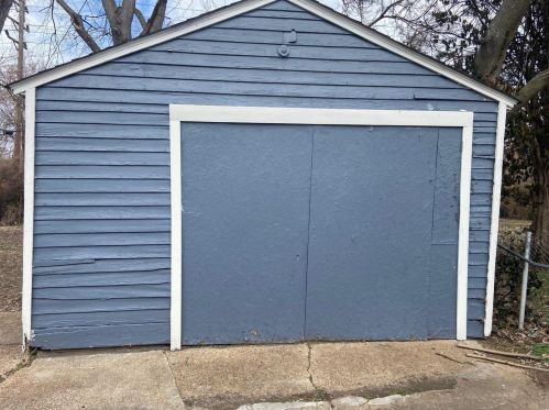 8215 Davenport Dr, Saint Louis MO 63134-1821 exterior