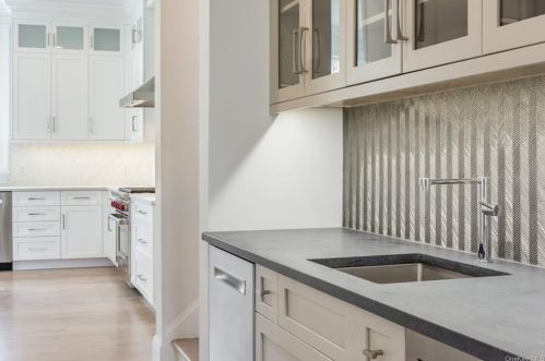 5 Hunter Dr, Armonk NY 10504-1228 exterior