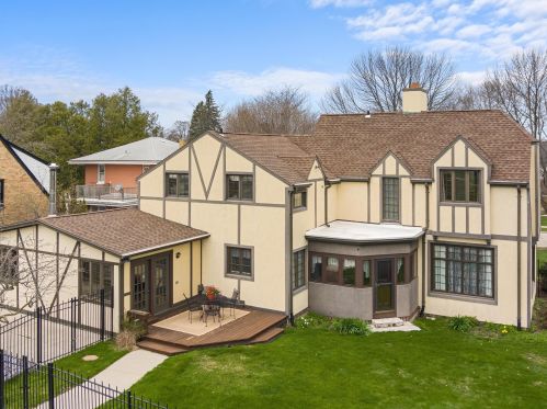 313 Cleveland Ave, Manitowoc WI 54220-2920 exterior