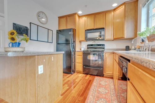 6 Townsend Dr, Dover NH 03820-6514 exterior