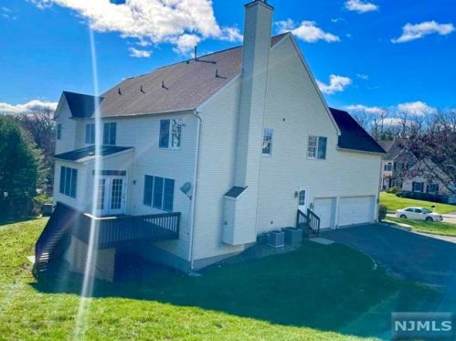 3 Bakley Ter, Town Center NJ 07052-2169 exterior