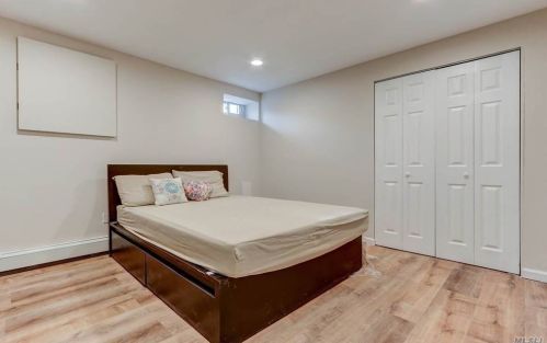 24 Vondran St, Huntington Station NY 11746-2548 exterior