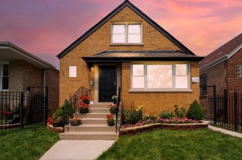 3746 57th St, Chicago, IL 60629-3831