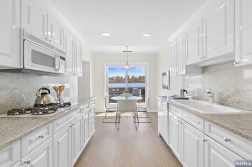 102 Adams Ct, Edgewater NJ 07020-1654 exterior