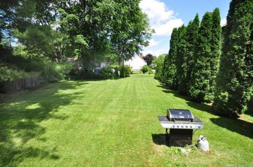 184 St, Windsor CT 06095-2412 exterior