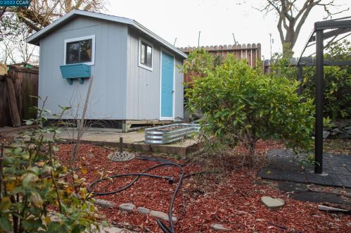 1963 Altura Dr, Concord CA 94519-2201 exterior