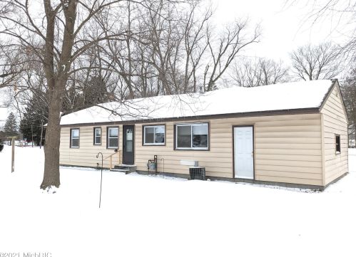 4952 Watervliet Rd, Watervliet, MI 49098-9708