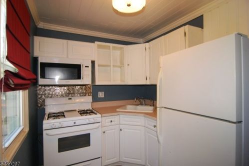 10 Geneva Trl, Hopatcong, NJ 07843-1112