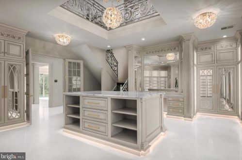 6431 Georgetown Pike, Mc Lean VA 22101-2212 exterior