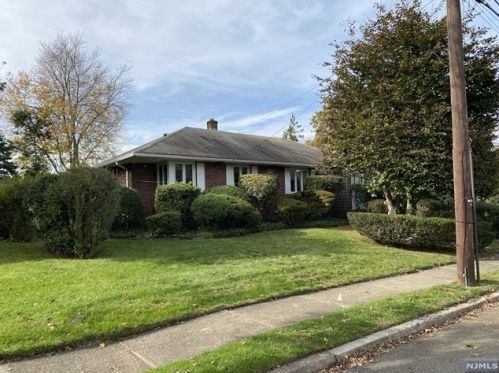 66 Roxbury Rd, Dumont NJ  07628-1120 exterior