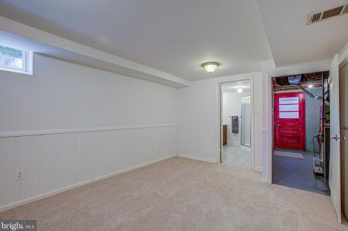 6918 Westhampton Dr, Alexandria VA 22307-1528 exterior