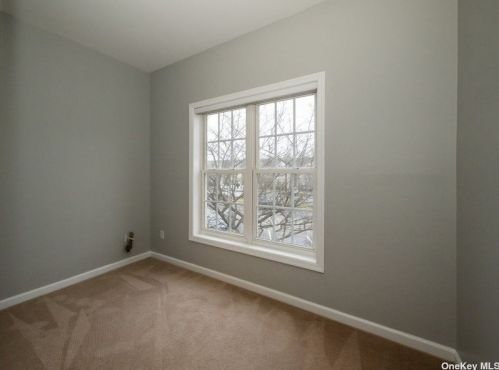 1060 Savoy Dr, Huntington Station NY 11747-5284 exterior