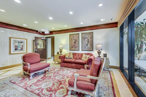 525 Hawthorne Pl, Chicago IL  60657-2907 exterior