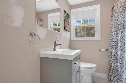 19 Burnham St, Enfield CT 06082-6102 exterior