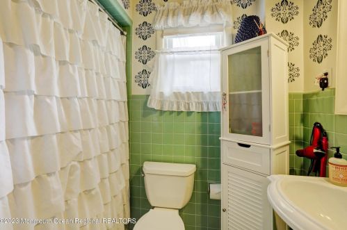 17 Locust Ave, West Long Branch NJ  07764-1547 exterior