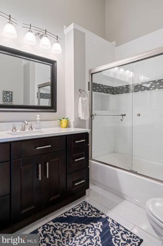 6005 Kestner Cir, Alexandria VA  22315-4834 exterior