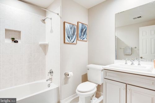 1402 Harvest Xing Dr, Mc Lean VA 22101-5650 exterior