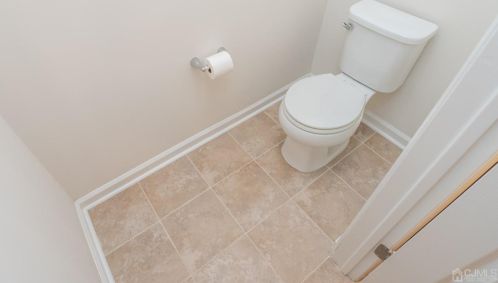 306 Regency Pl, Woodbridge NJ 07095-1036 exterior