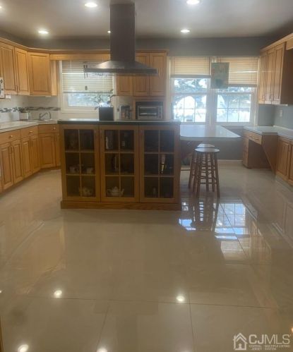 78 Stratford Cir, Edison, NJ 08820-1802