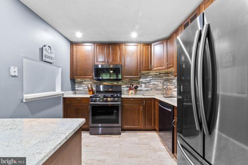 72 Holly Ct, Trenton NJ 08619-4636 exterior