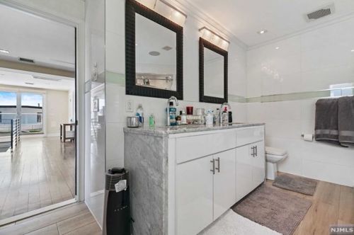 24 Casta Ln, Edgewater NJ 07020-1504 exterior