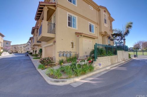 1251 Bayside Cir, Oxnard CA  93035-2147 exterior