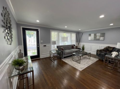 8621 Yates Blvd, Chicago IL  60617-2319 exterior