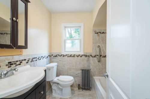 34 7 Ave, Huntington Station NY 11746-2208 exterior