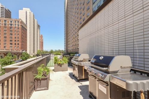 3150 Lake Shore Dr, Chicago IL  60657-4810 exterior