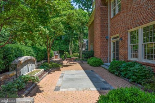 1250 Daleview Dr, Mc Lean VA 22102-1538 exterior