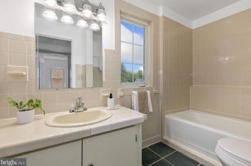 13763 Travilah Rd, Rockville MD 20850-3532 exterior