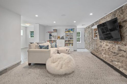 5 Mansfield Pl, Westport CT  06880-5045 exterior