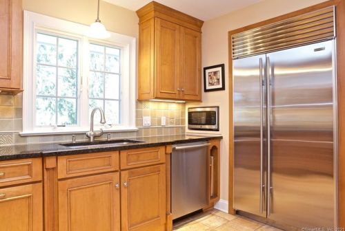 8 Cloverly Cir, Norwalk CT 06855-2130 exterior