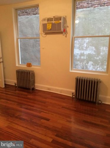 802 2nd St, Philadelphia PA 19122-3324 exterior