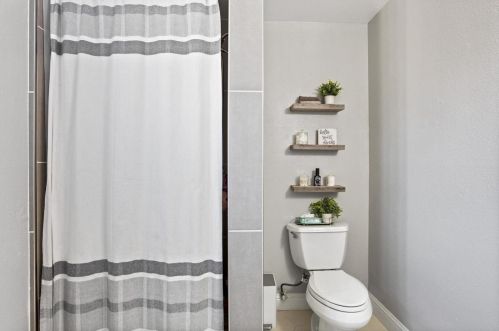 431 Lewis St, Turlock CA  95380-5828 exterior