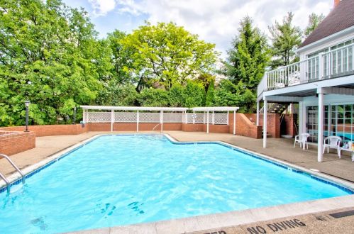 201 Kingsberry Cir, Pittsburgh PA  15234-1051 exterior