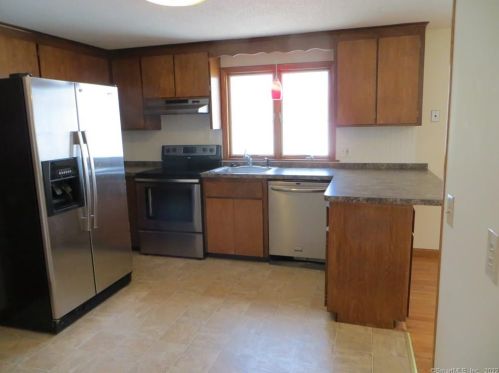 18 Earl St, Manchester CT  06040-4336 exterior