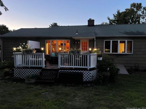 6 Claremont Ave, Enfield CT 06082-3702 exterior