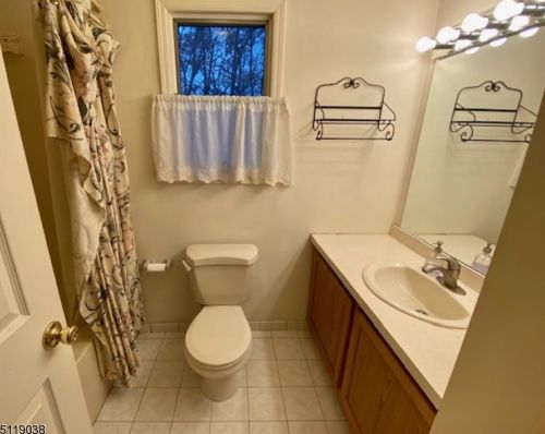 12 Oakwood Trl, Kinnelon NJ 07405-3115 exterior