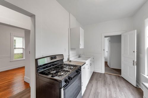 1560 Wealthy St, Grand Rapids MI 49506-2748 exterior