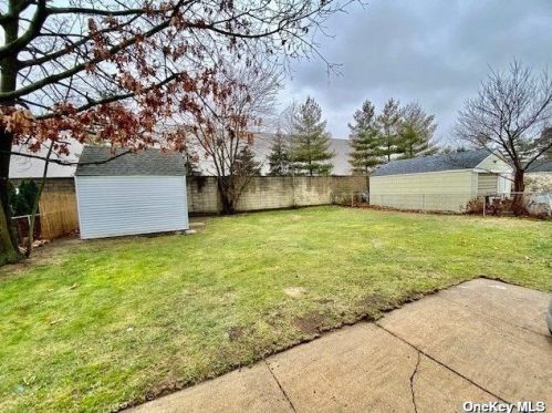 87 Regent St, Valley Stream NY 11580-4029 exterior