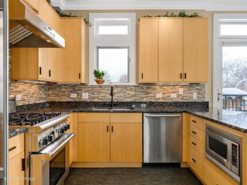 4103 Southport Ave, Chicago IL 60657-1437 exterior