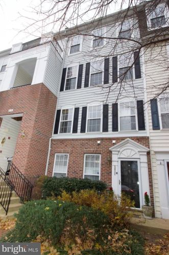 5082 Donovan Dr, Alexandria VA 22304-7755 exterior