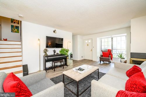 2 Drewes Ct, Trenton NJ 08648-2627 exterior