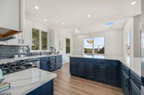 11 Bakley Ter, Town Center NJ  07052-2169 exterior